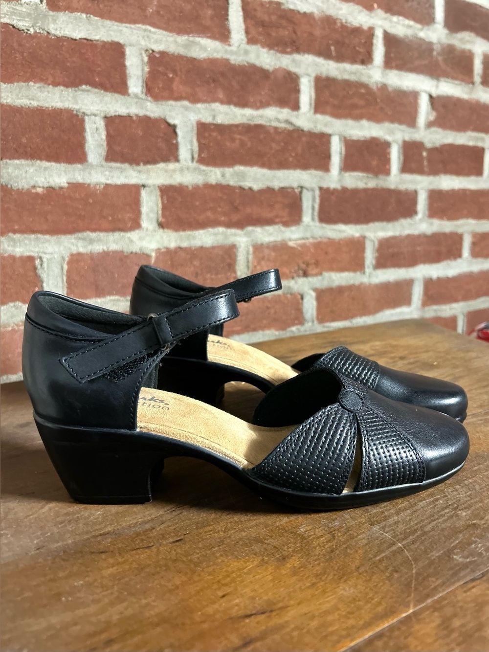 Clarks Women's Collection Emily
Rae Leather Sandals Size 8 1/2 Black Closed Toe